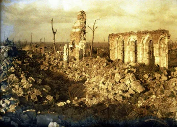 Im Krieg beschädigte Kirche, Chaulnes, Somme, Frankreich, 1917